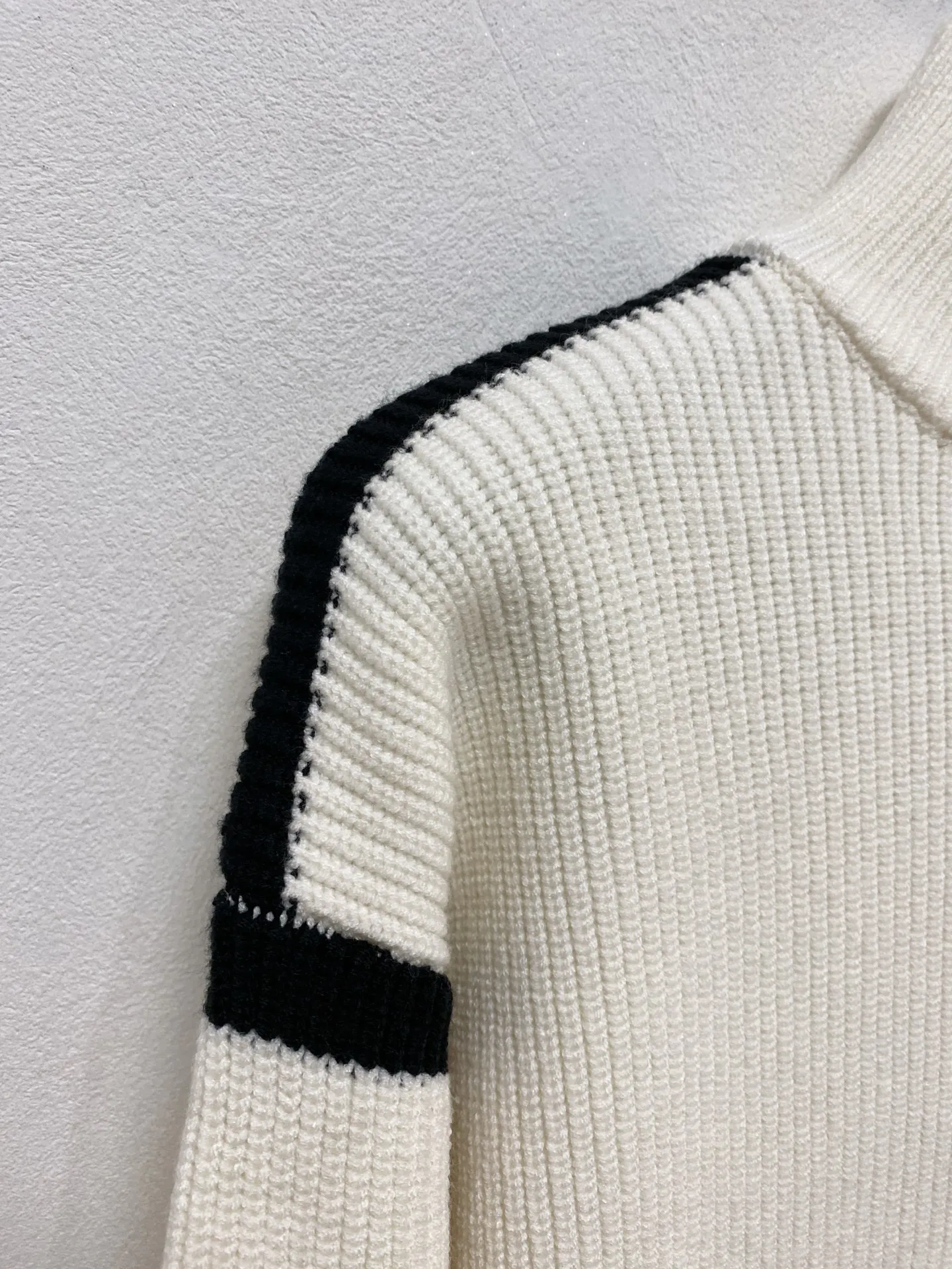 🅿️540 LV autumn and winter classic cardigan sweater, in full condition! ! ! Wool blended fabric, the latest model in 2025, golden ratio! ! Slim-fitting soft gold, versatile and practical item, the combination and practicality are extremely powerful, simple and elegant, and classy! To create your own style, it is highly recommended to buy it in two colors. The standard slim fit tailoring process is suitable for both young and old men. It is knitted from wool and will not cause any discomfort! While keeping warm, it is stylish, textured and wearable, and the classic logo with contrasting colors on the chest feels in place! ! Recommended for regular customers! ! Size M-3XL (maximum wear: 190 pounds)
